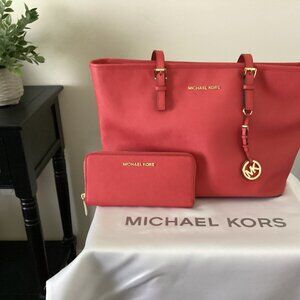 MICHAEL KORS LARGE JET SET TRAVEL TOTE WITH MATCHING ZIPPER WALLET